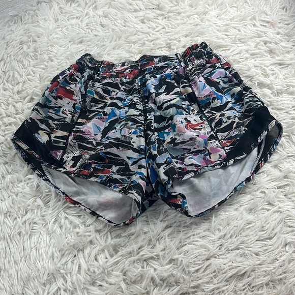 Lululemon Hotty Hot Short II (Long 4") Culture Clash Multi Black / Black - Picture 1 of 5
